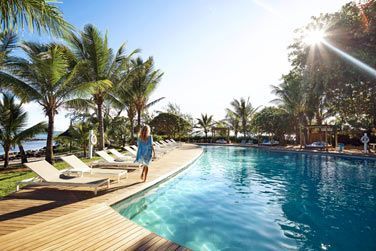 Dtendez-vous sur l'un des transats au bord de la piscine !