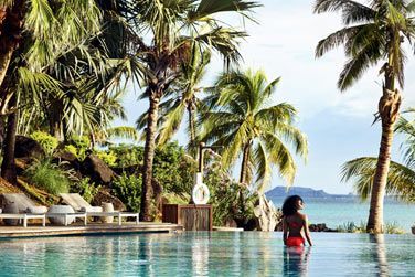 La piscine extrieure avec vue sur la mer
