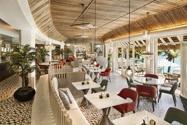 Le restaurant Inti et ses grandes baies vitres ouvertes sur l'extrieur