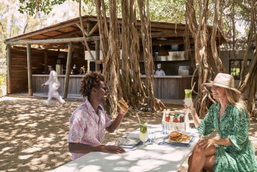 Sirotez un cocktail entre amis au Smokehouse