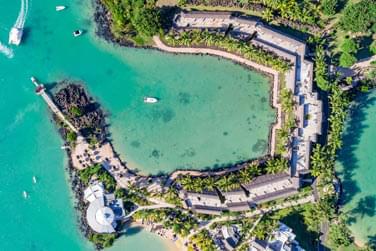 Emplacement idal sur une pninsule prive  Grand Gaube, un village de pcheurs situ  10 min de route de Grand Baie