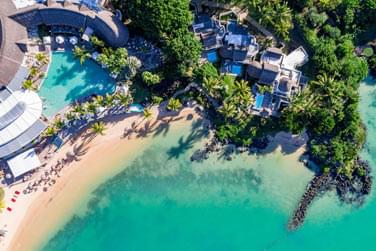 Entour de jardins tropicaux luxuriants et de petites criques ondoyantes