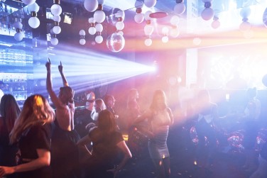 Dansez jusqu'au bout de la nuit grce au rythme du DJ