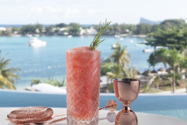 Une petite pause face  la mer avec un cocktail prpar spcialement pour vous
