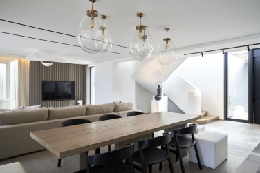 Vue sur le salon au dsign blanc et pur de la suite Grand Beach