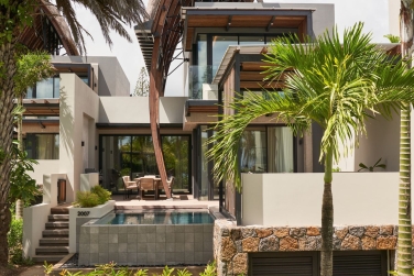 Vue extrieure de la luxueuse Villa du Lux Grand baie, un prestigieux logement aux dcors modernes et purs