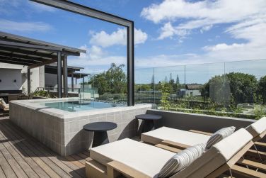 Profitez d'une magnifique piscine donnant sur le paysage verdoyant du Grand Gaube