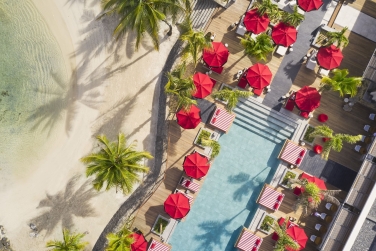 Vue sur les jolis parasols rouges et la piscine du Lux Grand baie