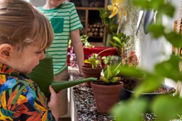 Mme les plus petits peuvent s'amuser  jardinerde manire ludique
