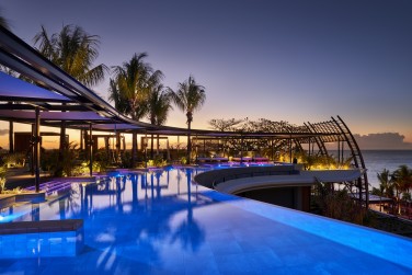 Lorsque le soleil se couche la piscine s'illumine de ses plus belles couleurs