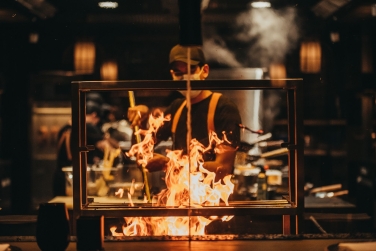 Feu Warayaki du Ai Kisu qui permet au chef de faire cuire ses plats offrant un gout inestimable  ceux-ci