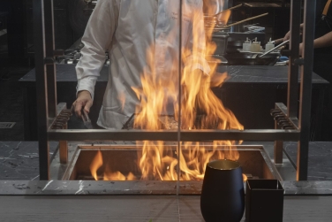 Feu Warayaki du Ai Kisu d'o le chef cuisine des plats asiatiques raffins aux gots pics et savoureux