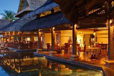 Le restaurant l'Archipel surplombe la piscine et la plage