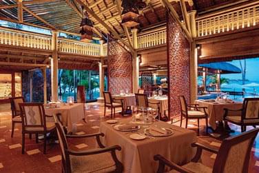 Le restaurant l'Archipel se trouve dans un cadre lgant partiellement en plein air