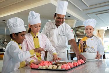 Cours de cuisine pour les enfants avec l'un des chefs