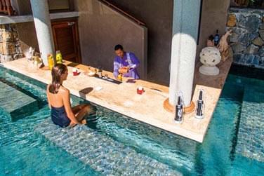 Le Laguna Bar surplombe la piscine et la plage et a 2 espaces d'exposition au soleil