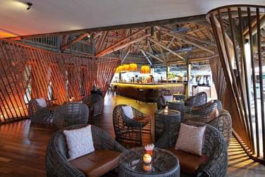 Le Laguna Bar propose galement un bar  jus  ct de la piscine