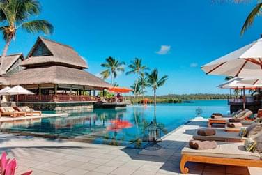 La belle piscine avec vue sur l'ocan
