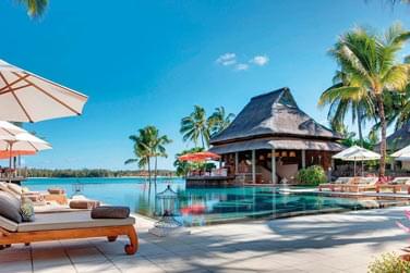 Dtendez-vous sur l'un des transats au bord de la piscine