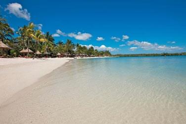 Le lagon turquoise et calme en parfaite harmonie avec le vert tendre de l'arrire-pays