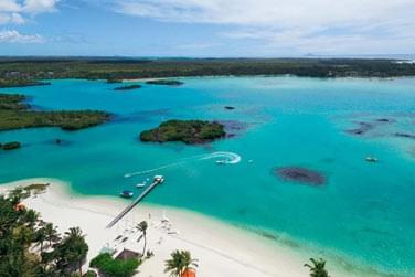 La plage de sable blanc