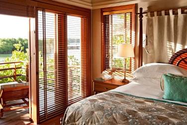 La chambre de la villa sur pilotis