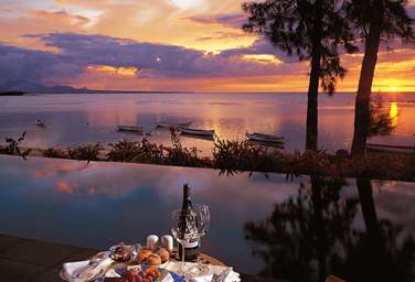 Admirez le sublime coucher de soleil sur le lagon ..