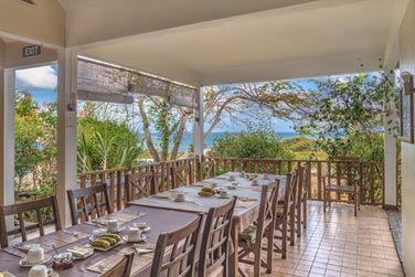 Le soir venu, retrouvez-vous tous ensemble  table : ambiance conviviale et dcontracte garantie !