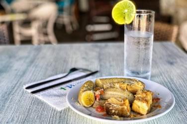 Dgustez de savoureux plats locaux dans l'un des restaurants !