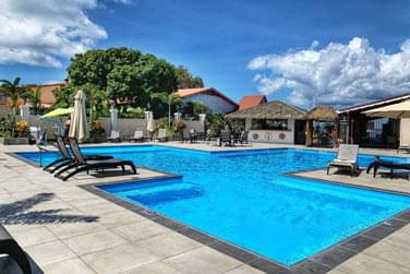 Dtendez-vous  la piscine de l'htel Bambou !