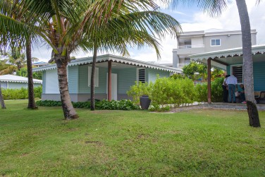 Les Bungalows au coeur des jardins face � la plage