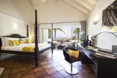 La chambre Deluxe vue mer donnant sur une spacieuse terrasse