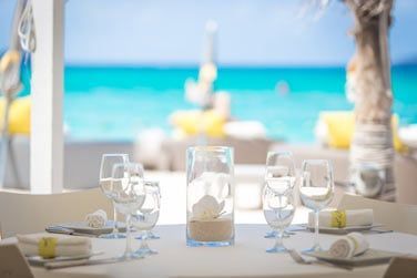 Le restaurant vous invite  prendre vos repas face  la mer turquoise...