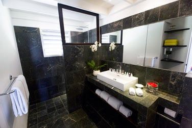 Salle de bain de la chamrbe Deluxe vue mer