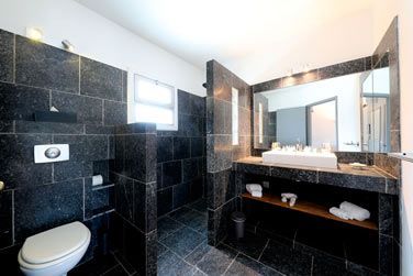 La salle de bain de la chambre