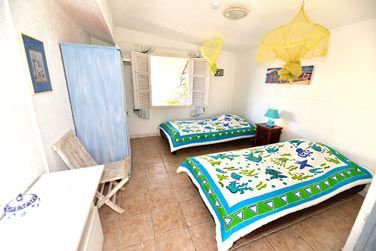 La chambre avec deux lits simples des bungalows F2 Duplex