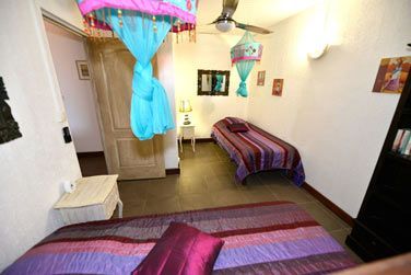 L'une des chambres des bungalows F4