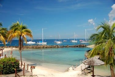 Voici la plage de l'htel borde par une mer turquoise