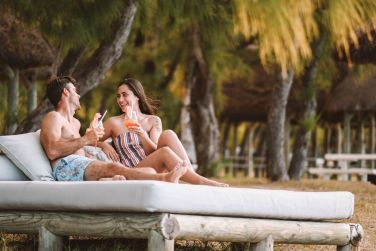 Profitez d'un cocktail en vous prlassant confortablement sur le matelas des transats