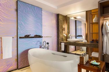 Les salles de bain sont dcores avec got aux motifs marins et boiss