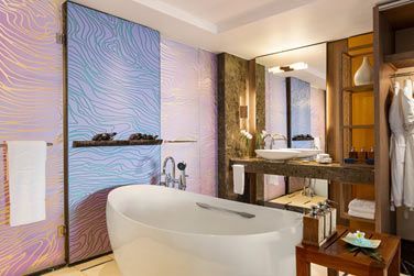 La salle de bain de la Suite Junior Frangipani vue ocan