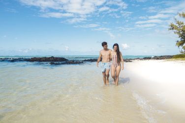Flnez entre amoureux sur le bord de mer de la plage Pristine