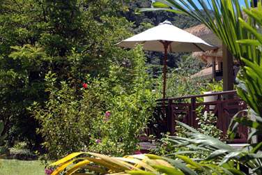 L'htel possde 45 villas rparties dans les jardins ou  flanc de colline