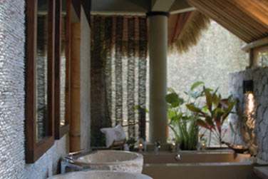 La salle de bain extrieure semi-couverte