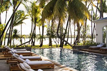 Relaxez-vous au bord de la piscine du spa