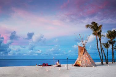 Dans l'un des cadres les plus paradisiaques de la plante, savourez sur le sable doux et soyeux et sans aucun vis--vis un succulent menu prpar sur mesure