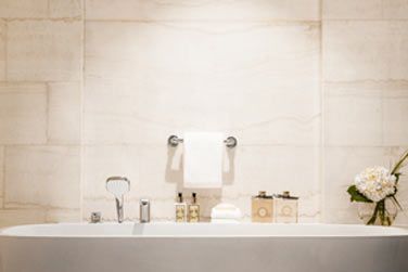 La salle de bain de la Junior Suite front de mer