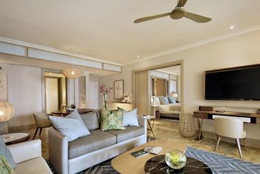 Dco claire et lumineuse de la Junior Suite front de mer