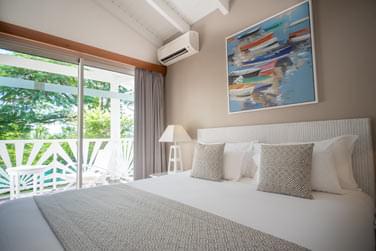 Lit Queen Size trs confortable au dcor tropical avec climatisation