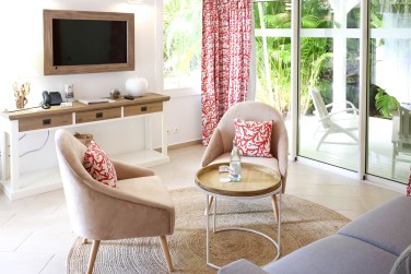 ... avec son bel espace salon en rez-de-chauss�e...